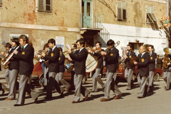 corteo-nuova-divisa-19809894B36A-1085-B138-175E-4A4C94170CD0.jpg